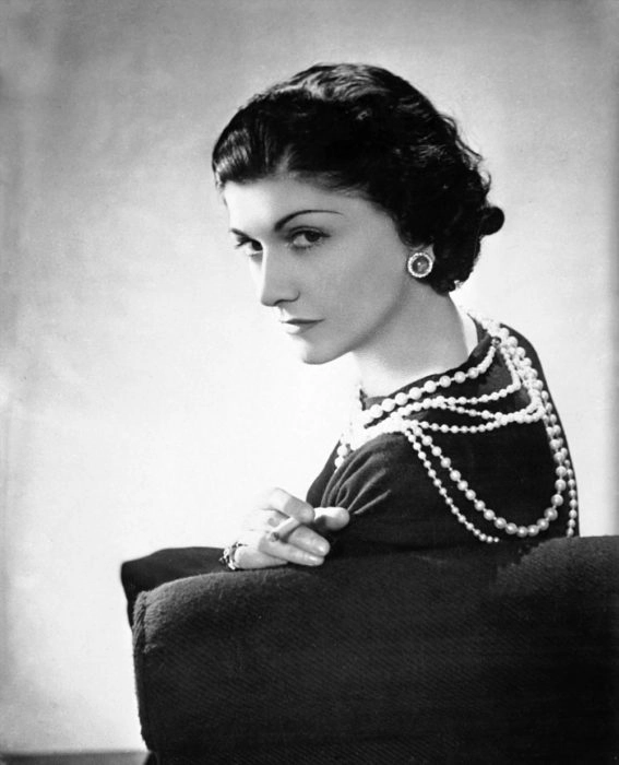 coco chanel portant des bijoux art déco