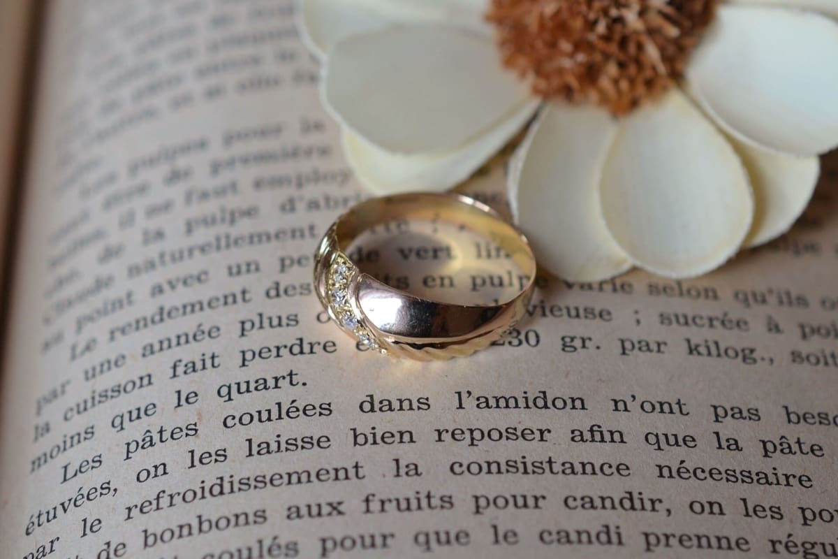 Bague bombée 5 pierres