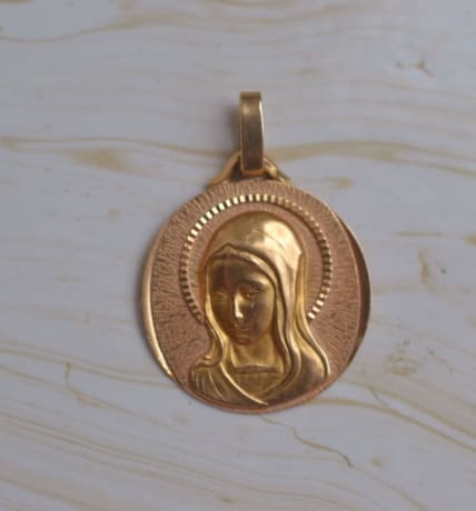 Breloque Ancienne Vierge Marie 2cm – Métal Doré – Modèle Religieux Vintage