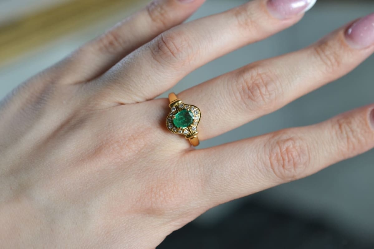 Marguerite ancienne ovale Emeraude et Diamants Bague de naissance