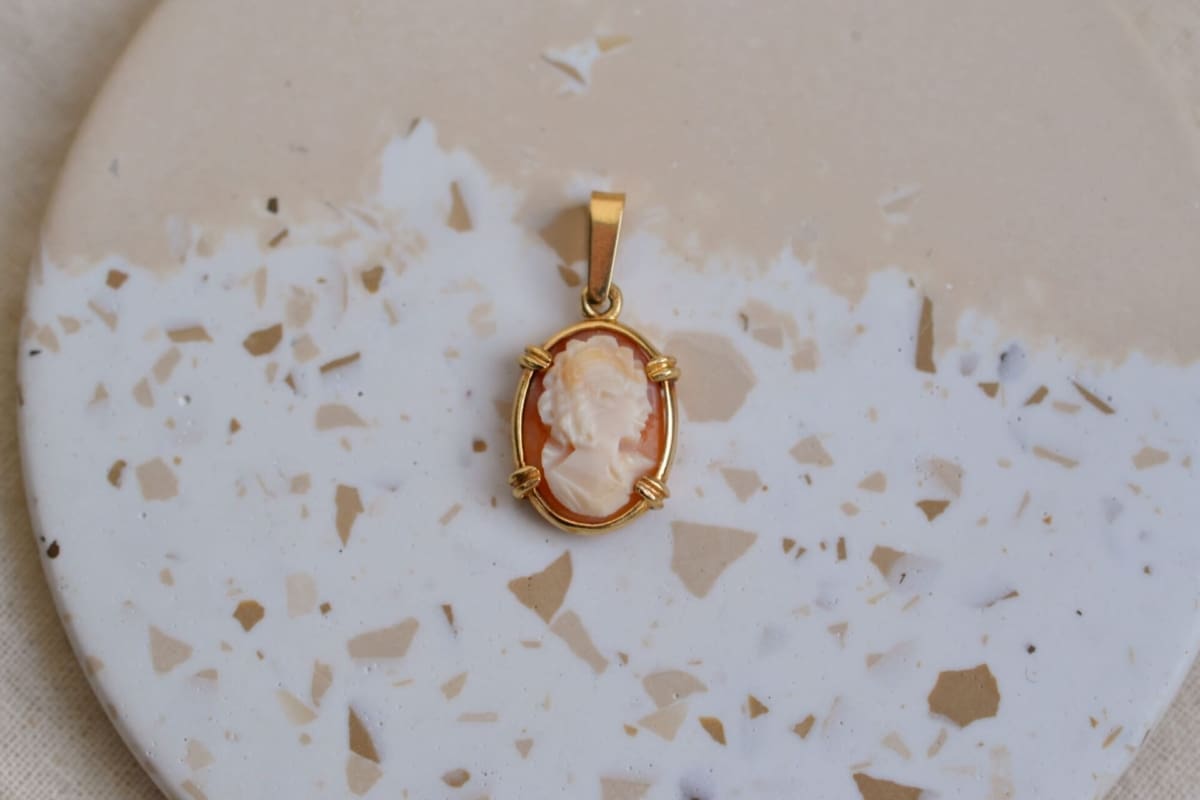Pendentif Camée serti griffes - pendentif ancien
