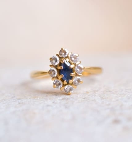 Marguerite Saphir et pierres blanches - bague ancienne