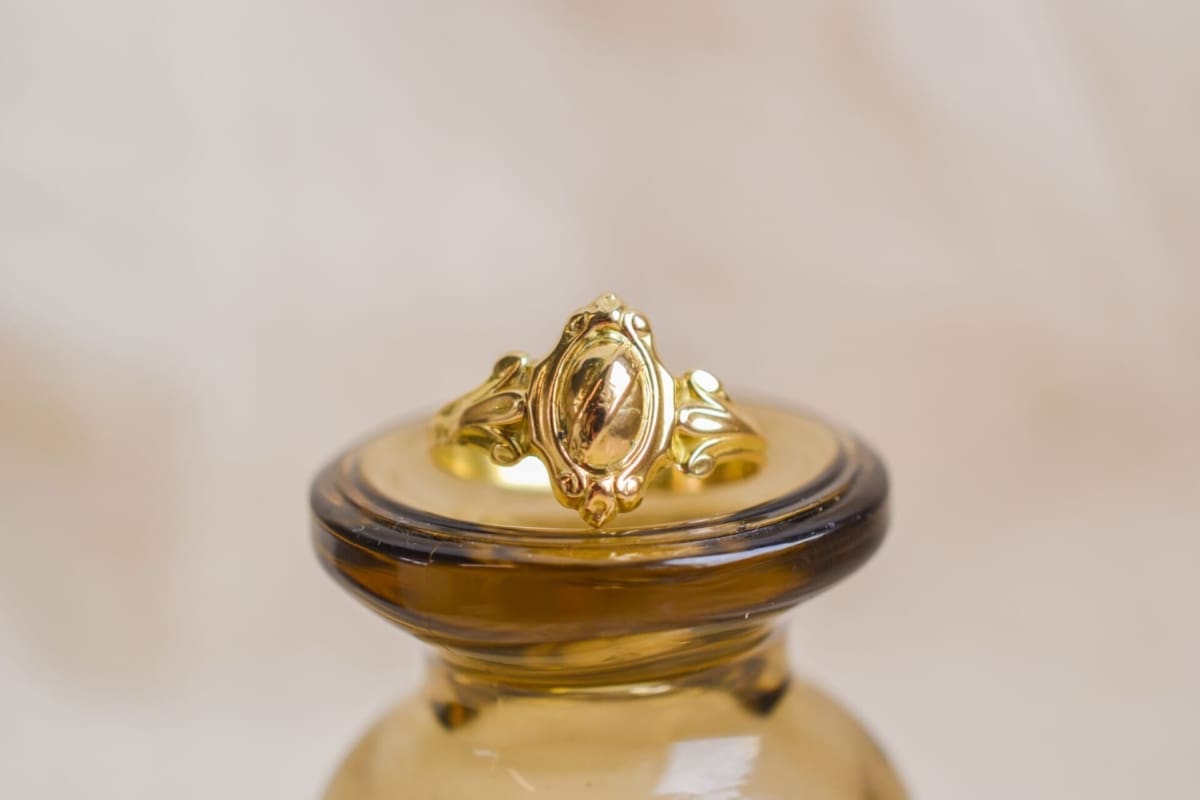 Bague écusson oval bandeau ciselé - bague ancienne