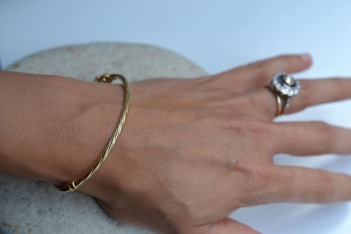 bracelet jonc ouvrant ancien en or 18 carats