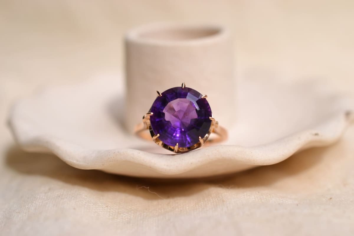 Bague cocktail en Or jaune 18 carats ornée d'une Améthyste de taille ronde en serti griffes