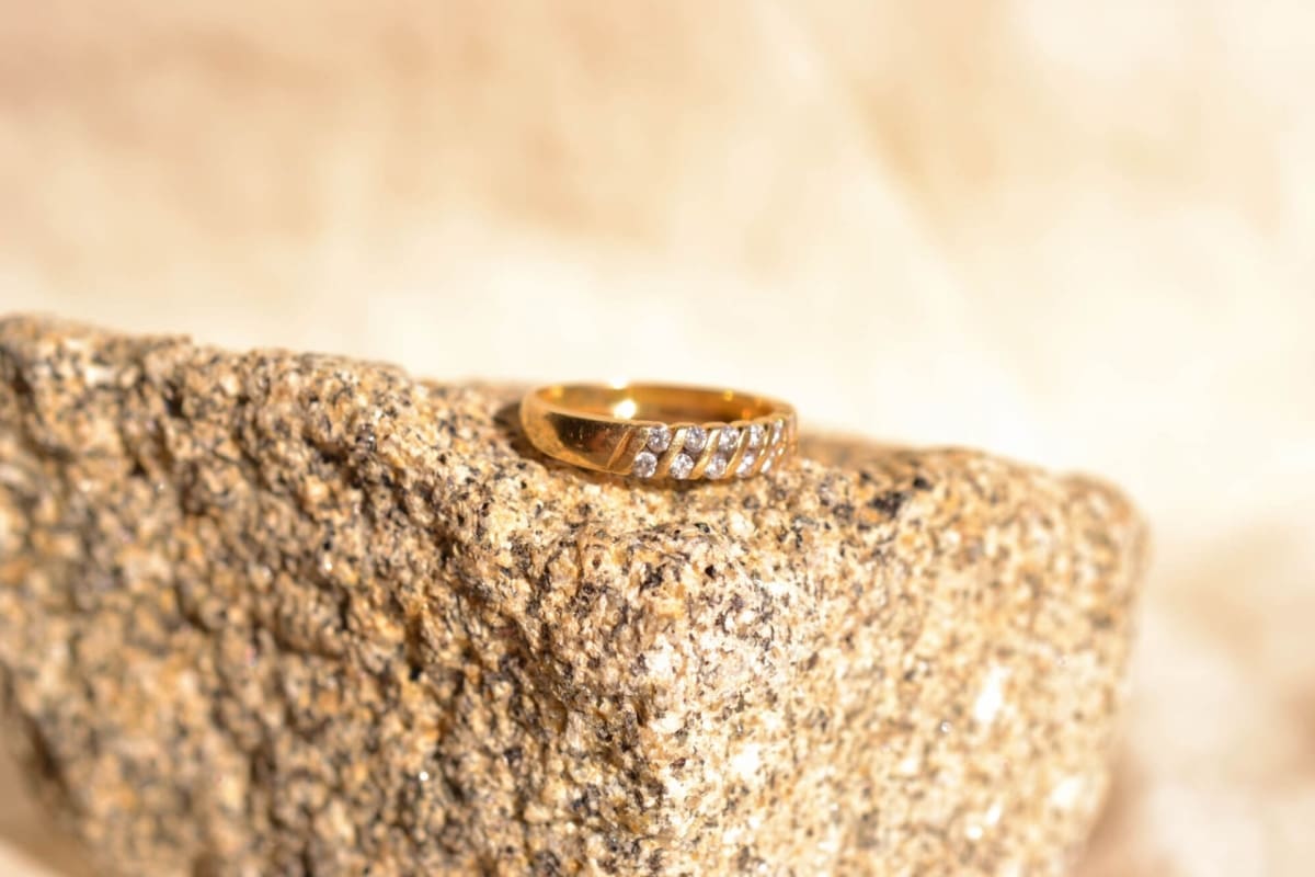 Bague jonc ancienne en Or jaune 18 carats ornée de Diamants