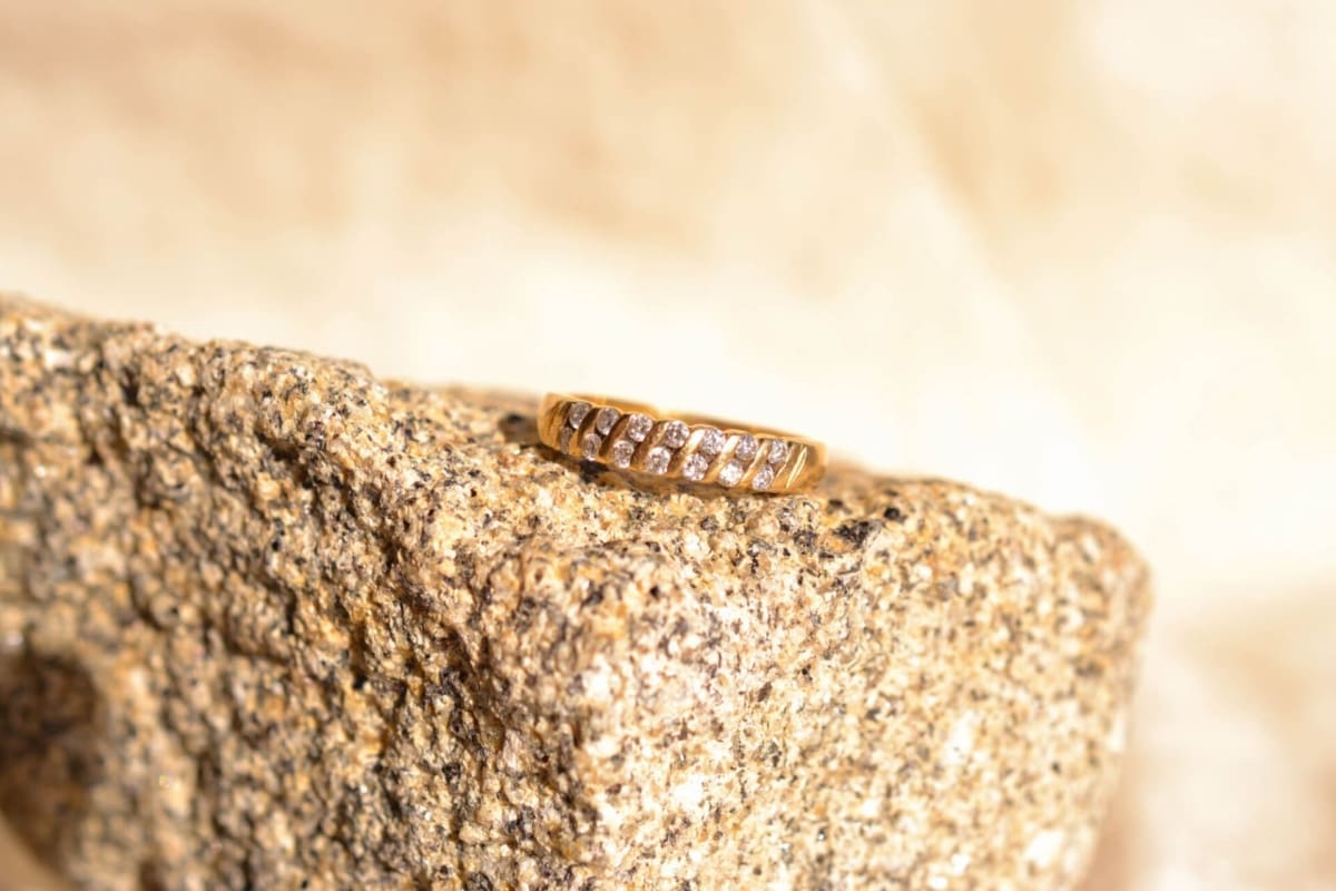 Bague jonc demi-américaine en Or jaune 18 carats sertie de 14 Diamants séparés de traits d'Or
