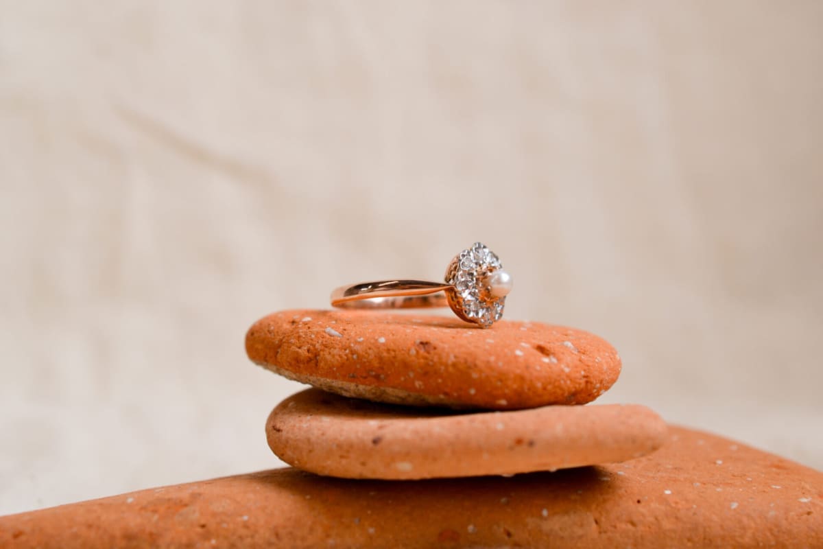 Bague 2 Or blanc et Or rose Perle decor fleur