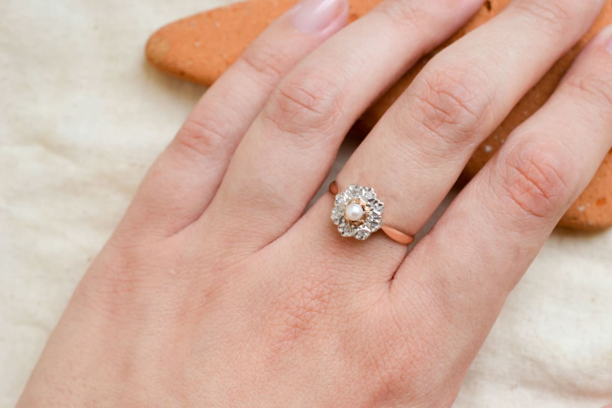 Bague 2 Ors Perle de culture decor fleur et corbeille ajouree