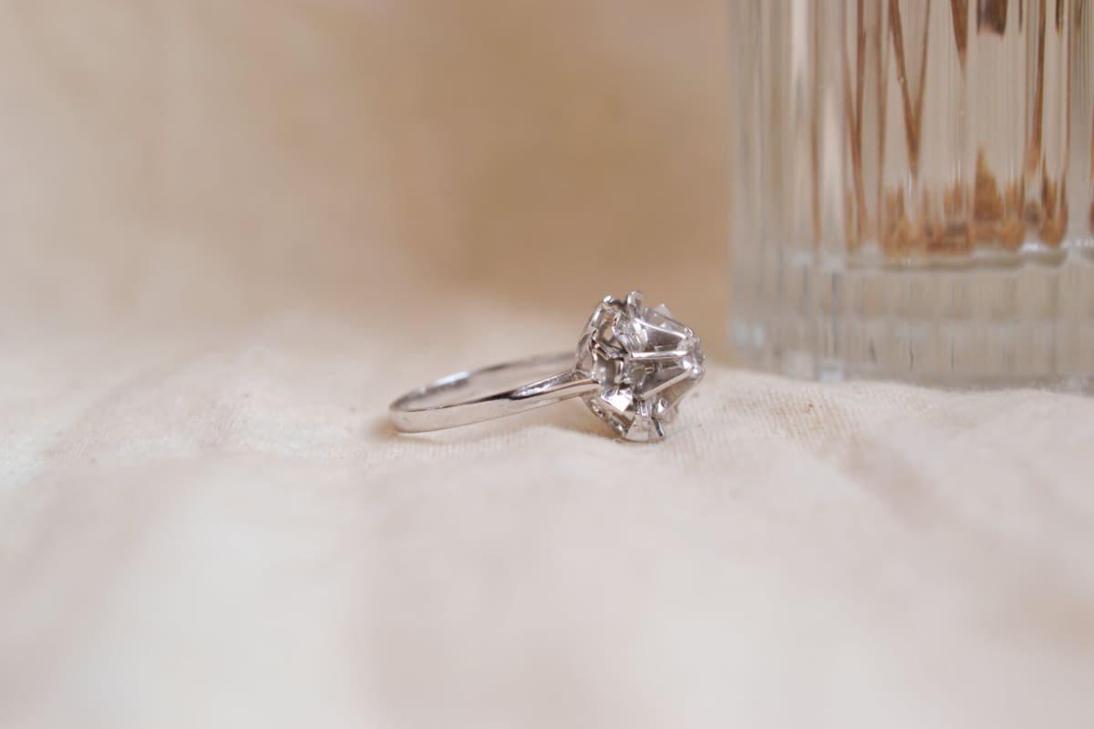 Bague Marguerite ancienne en Or blanc 18 carats sertie d'un Oxyde