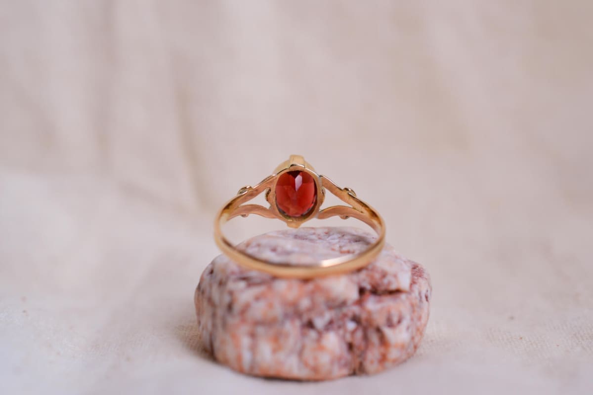 Bague Solitaire en Or jaune 18 carats sertie d'un Grenat