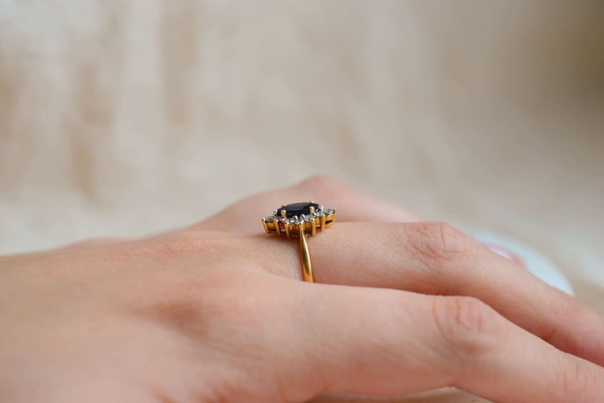 Bague ancienne Or jaune Saphir et Oxydes