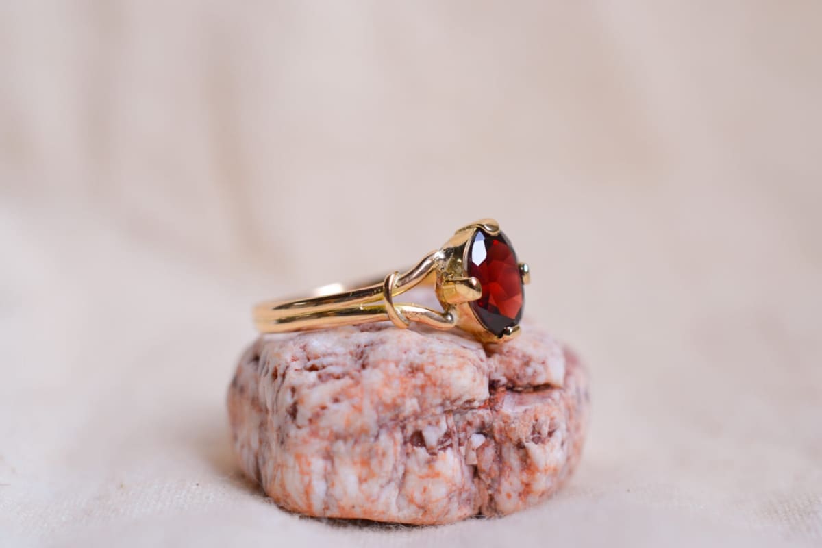 Bague ancienne en Or jaune 18 carats ornée d'un Grenat