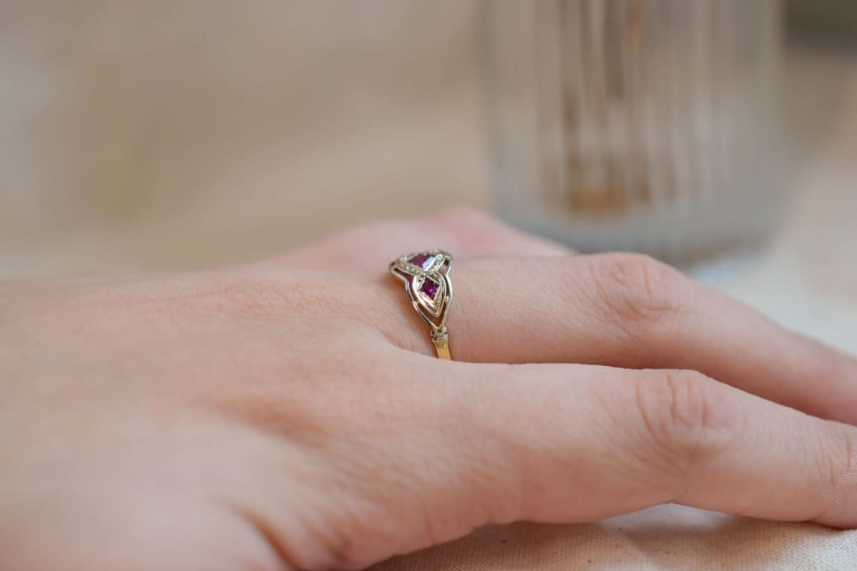 Bague de fiançailles Art Déco 2 Ors pierres rouges
