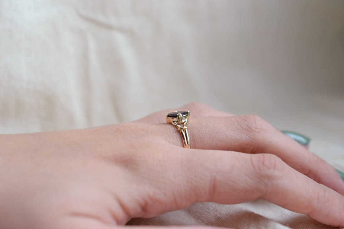 Bague de fiançailles Solitaire en Or jaune 18 carats ornée d'un Grenat