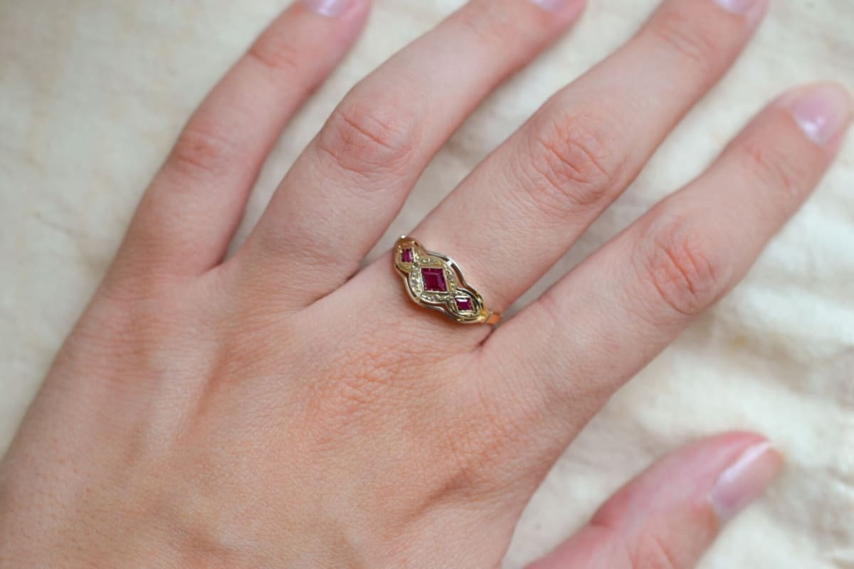 Bague de fiançailles ancienne Art Déco pierres rouges