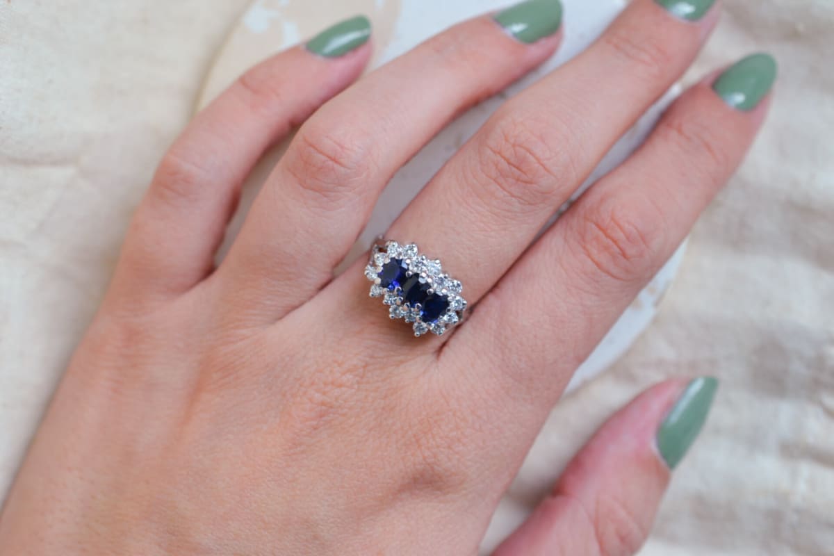 Bague de fiançailles ancienne en Or blanc 18 carats sertie de Saphirs et Diamants