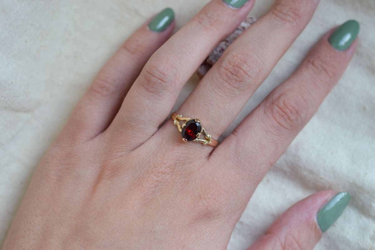 Bague de fiançailles ancienne en Or jaune 18 carats sertie d'un Grenat