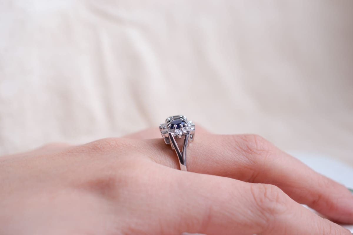 Bague de fiançailles jarretière en Or blanc 18 carats Saphirs et Diamants