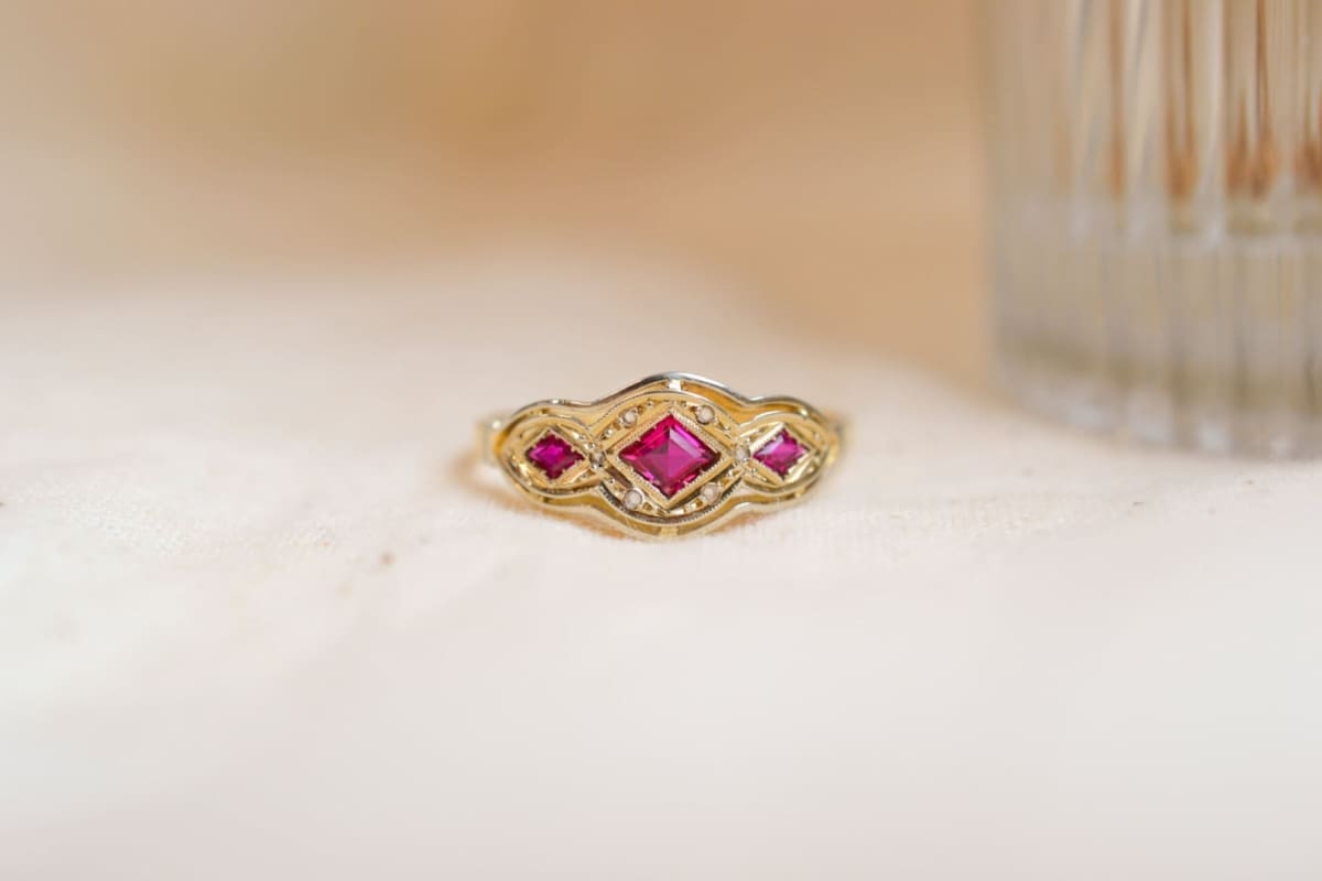 Bague jarretière Art Déco 2 Ors sertie de 3 pierres rouges losangiques et d'Oxydes