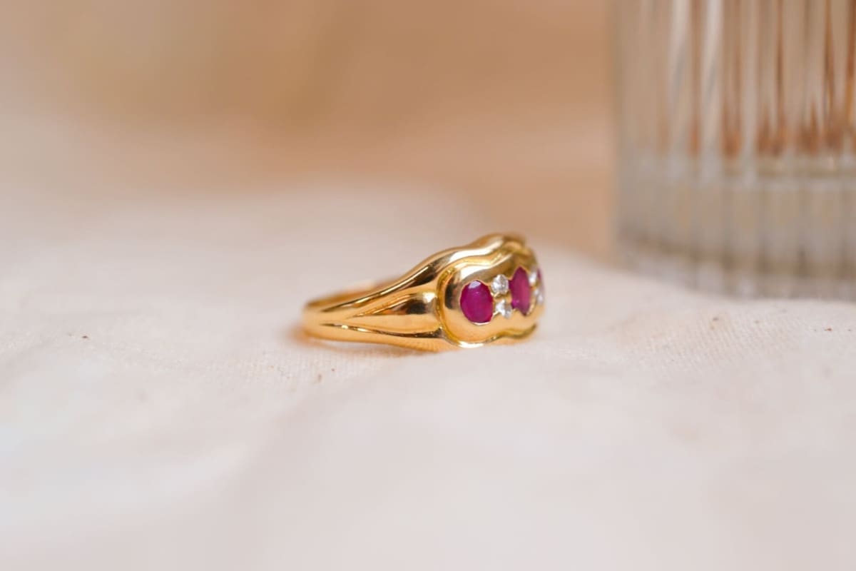 Bague jarretière Or jaune 18 carats Rubis