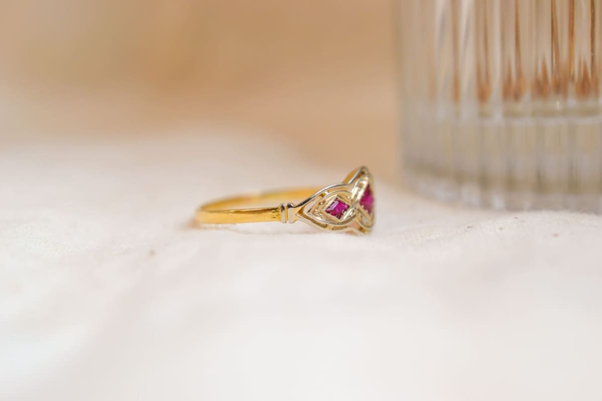 Bague jarretière Or jaune et Or blanc 18 carats pierres rouges