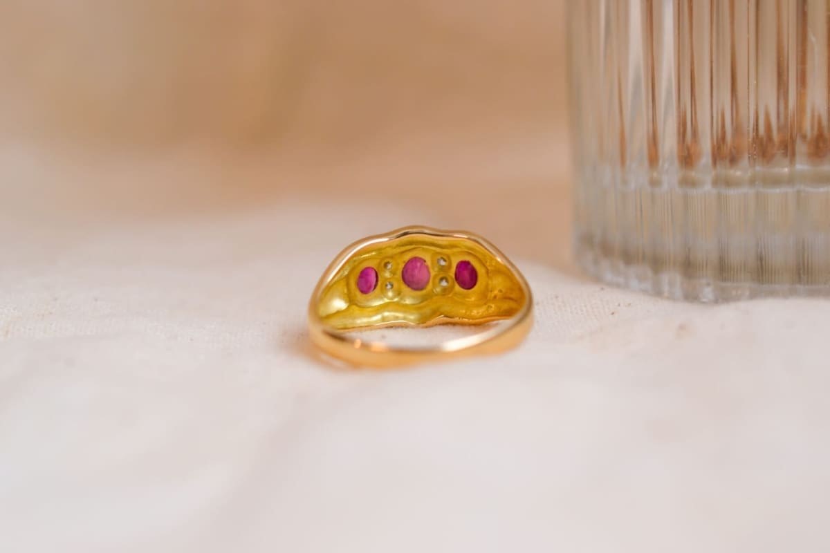 Bague jarretière ancienne Or jaune Rubis