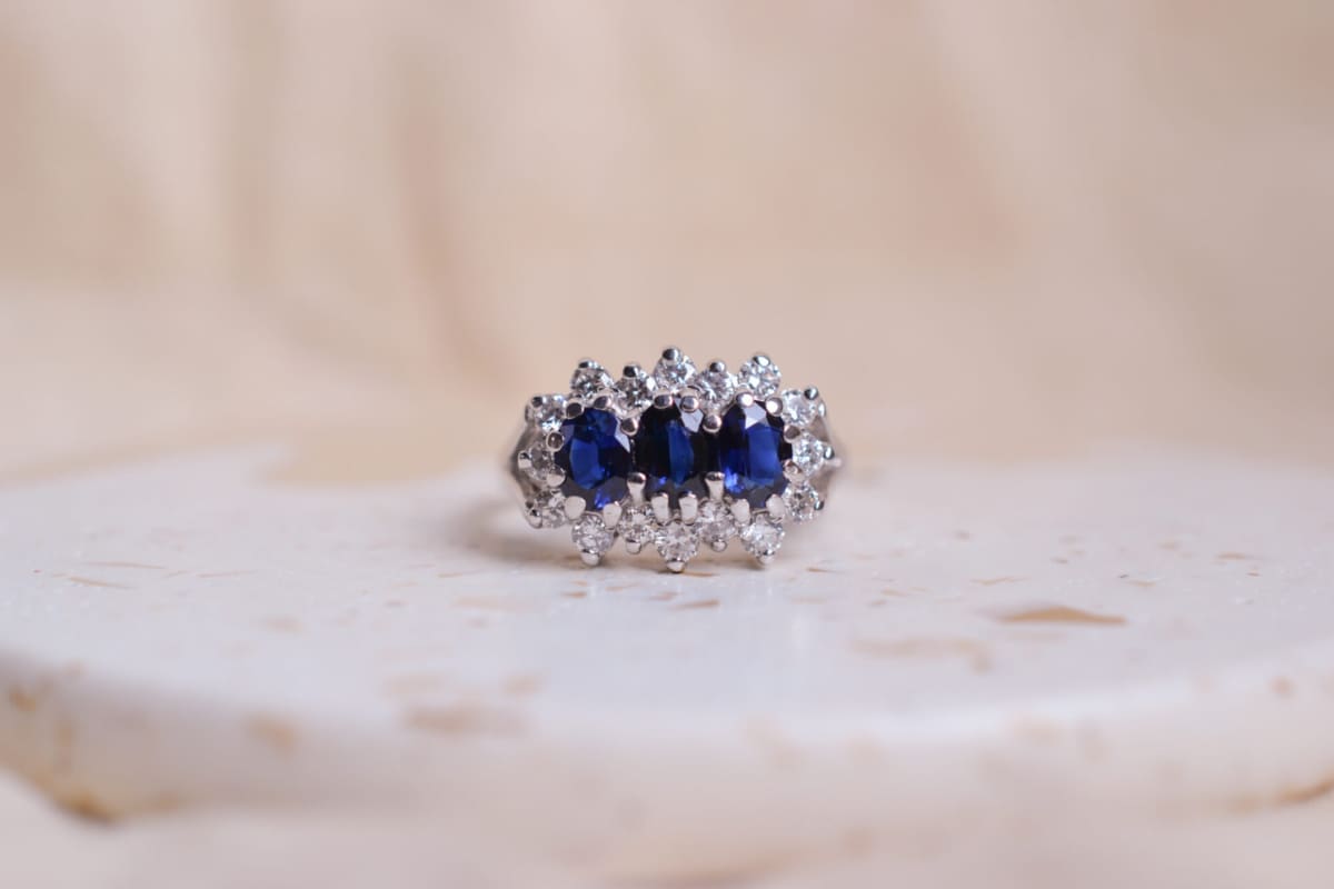 Bague jarretière ancienne en Or blanc 18 carats sertie de Saphirs et Diamants