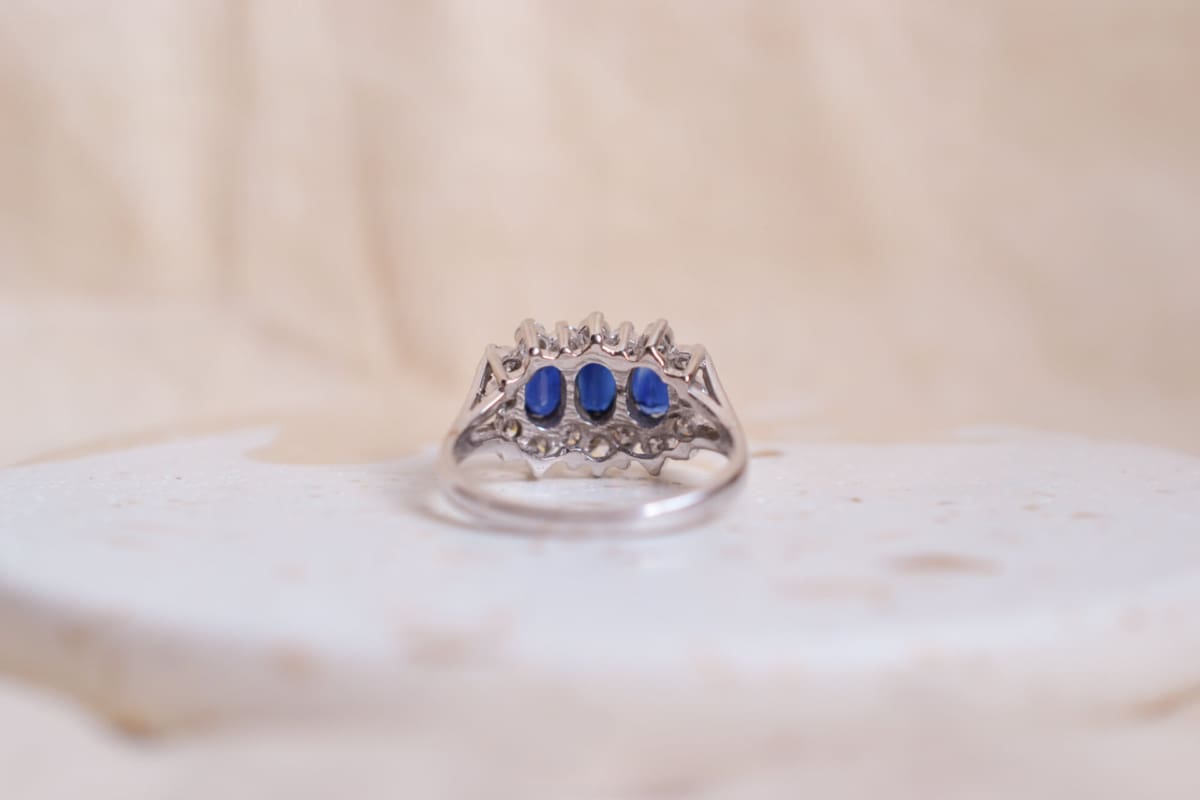 Bague jarretière en Or blanc 18 carats ornée de Saphirs et Diamants