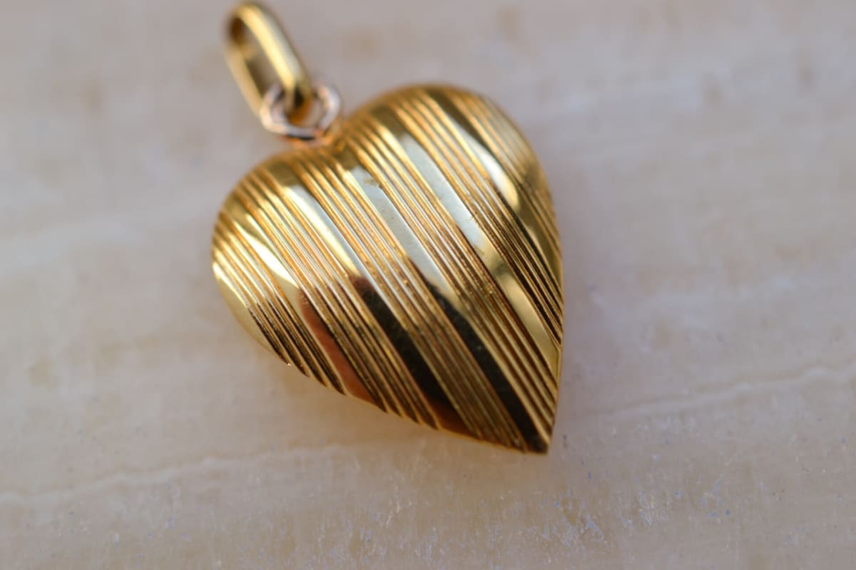 Pendentif coeur à décor rainuré