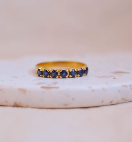 Alliance demi-américaine en Or jaune 18 carats ornée de 7 Saphirs