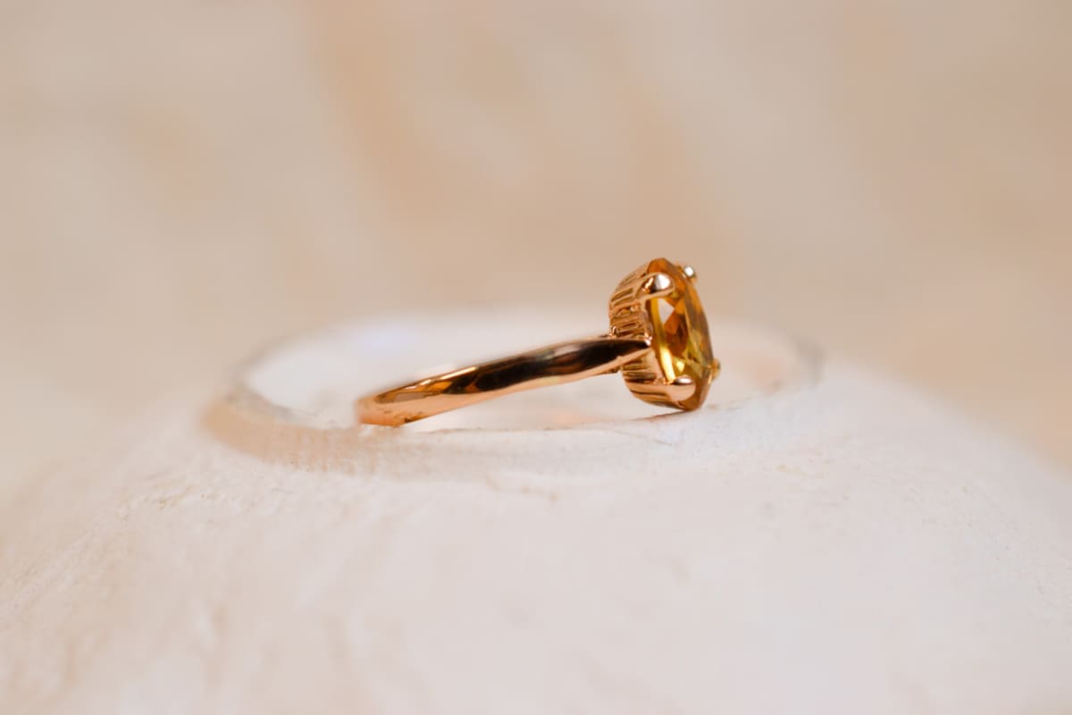 Bague Solitaire ancienne en Or jaune 18 carats ornée d'une Citrine