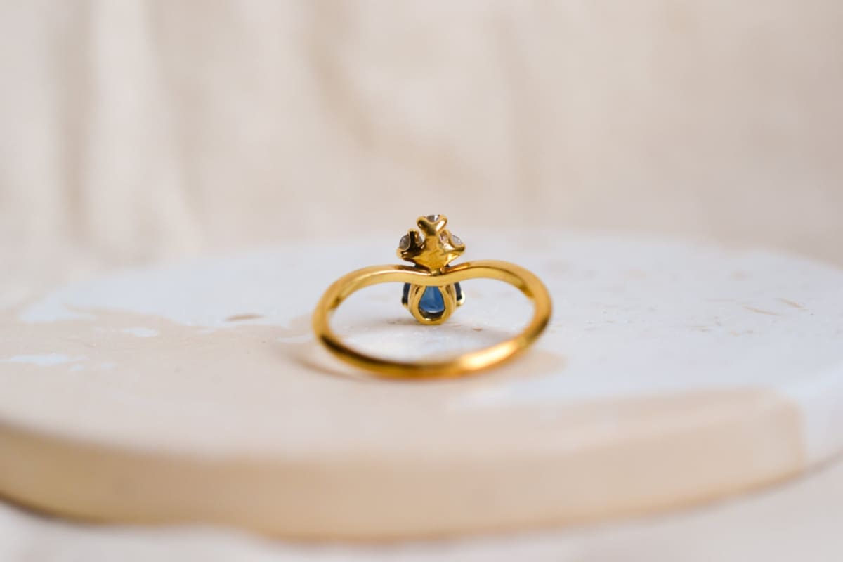 Bague Vintage en Or jaune 18 carats sertie d'un Saphir et 3 Diamants