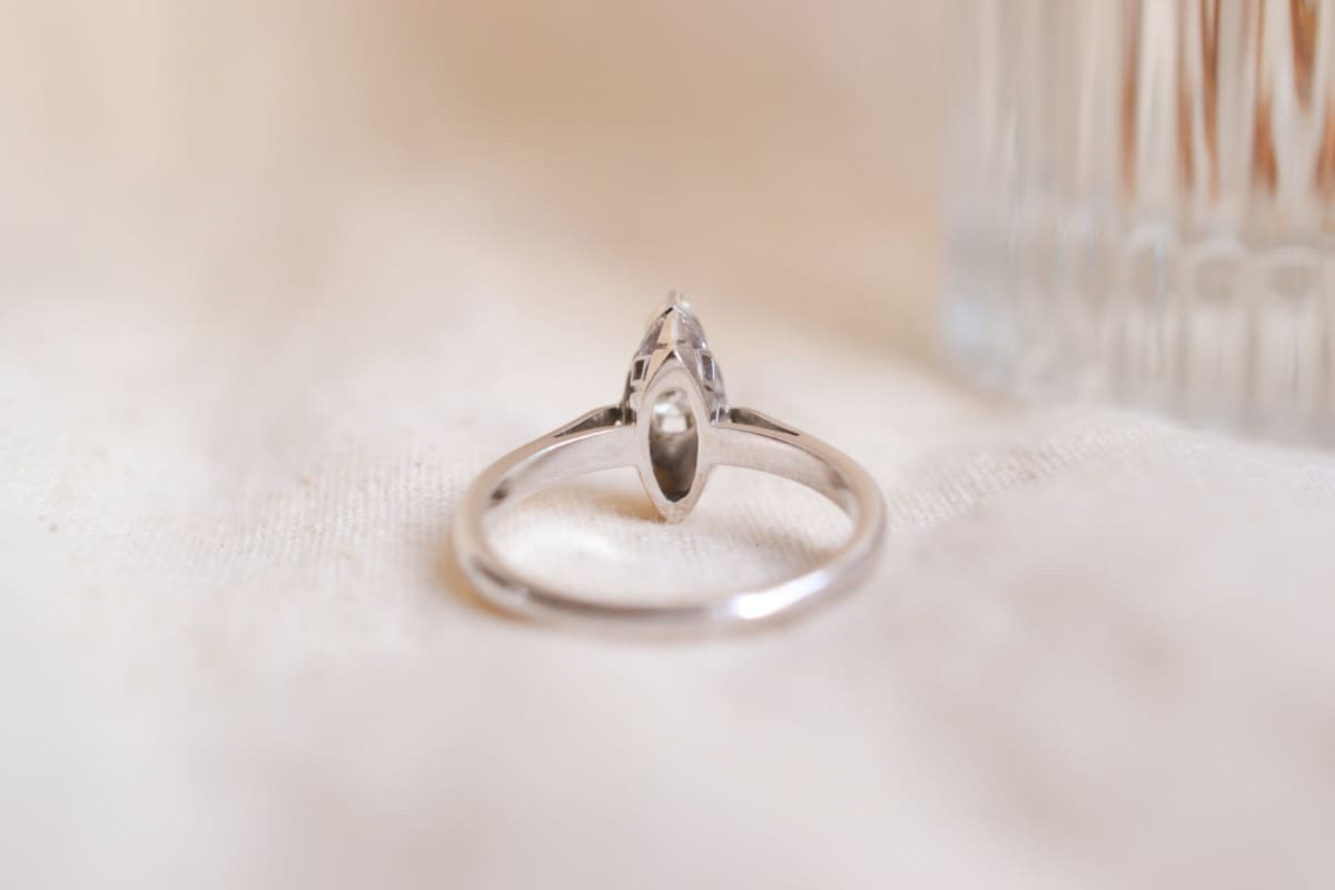 Bague ancienne en Or blanc 18 carats sertie de Diamants