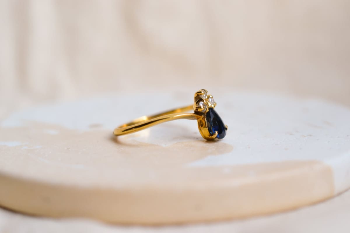 Bague ancienne en Or jaune 18 carats ornée d'un Saphir taille poire et de 3 Diamants