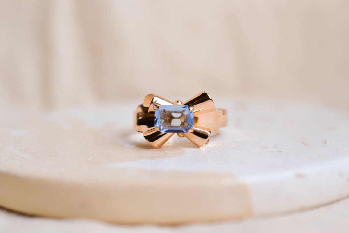 Bague ancienne en forme de noeud en Or jaune 18 carats sertie d'une pierre bleue ciel