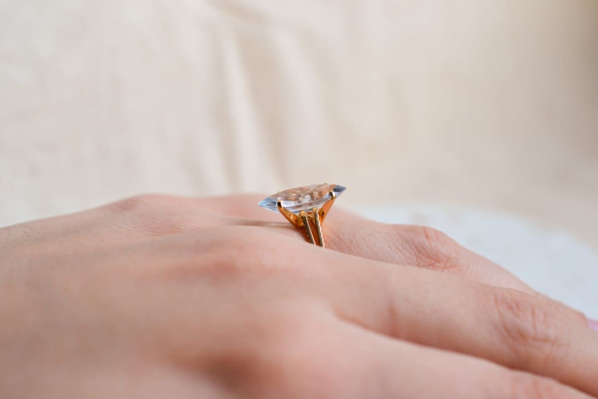 Bague de fiançailles ancienne en Or jaune 18 carats ornée d'un Spinelle