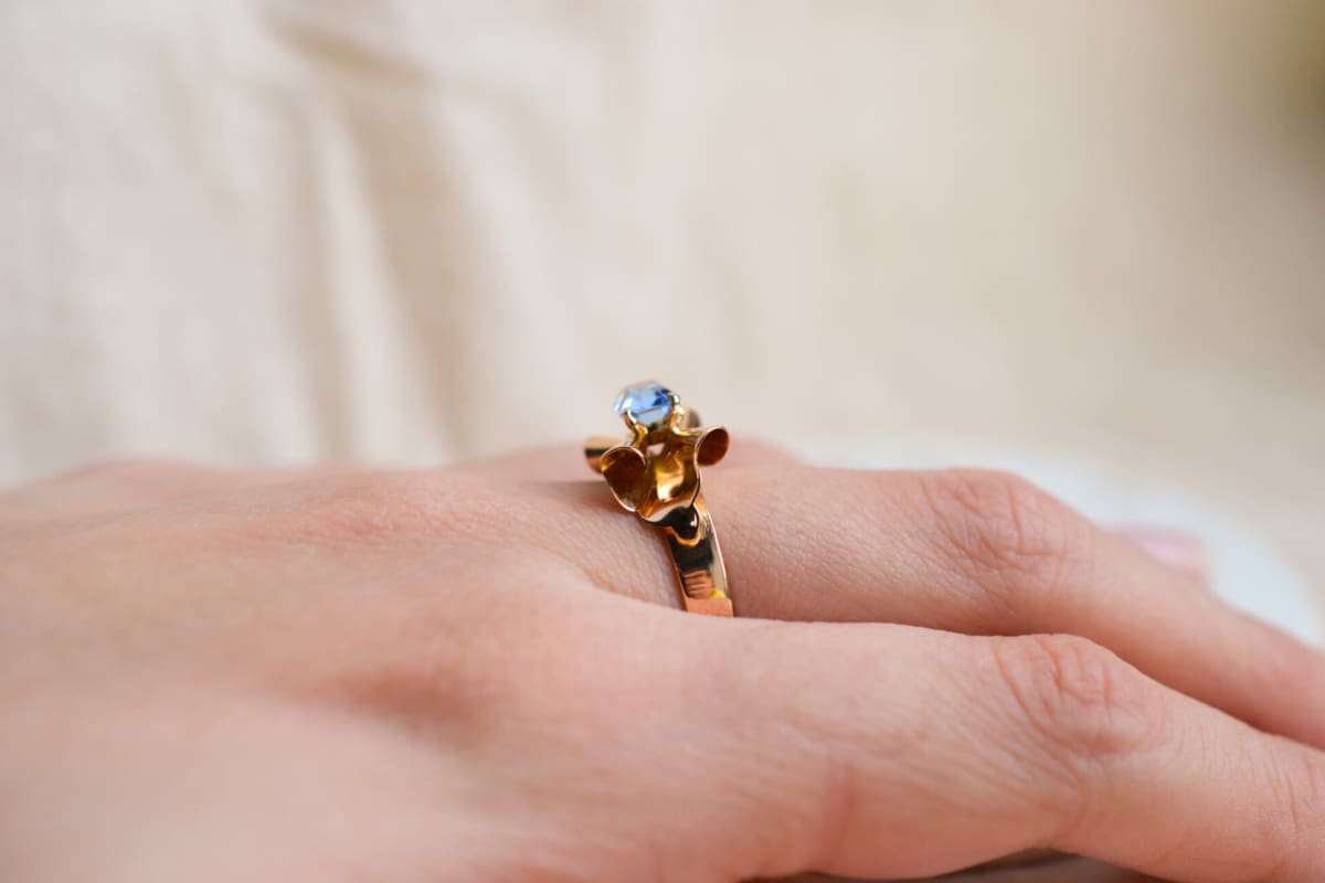 Bague de fiançailles ancienne en Or jaune 18 carats sertie d'une pierre bleue ciel