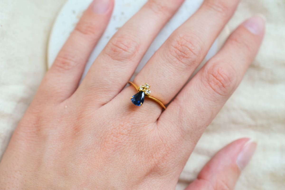 Bague de fiançailles en Or jaune 18 carats ornée d'un Saphir et 3 Diamants