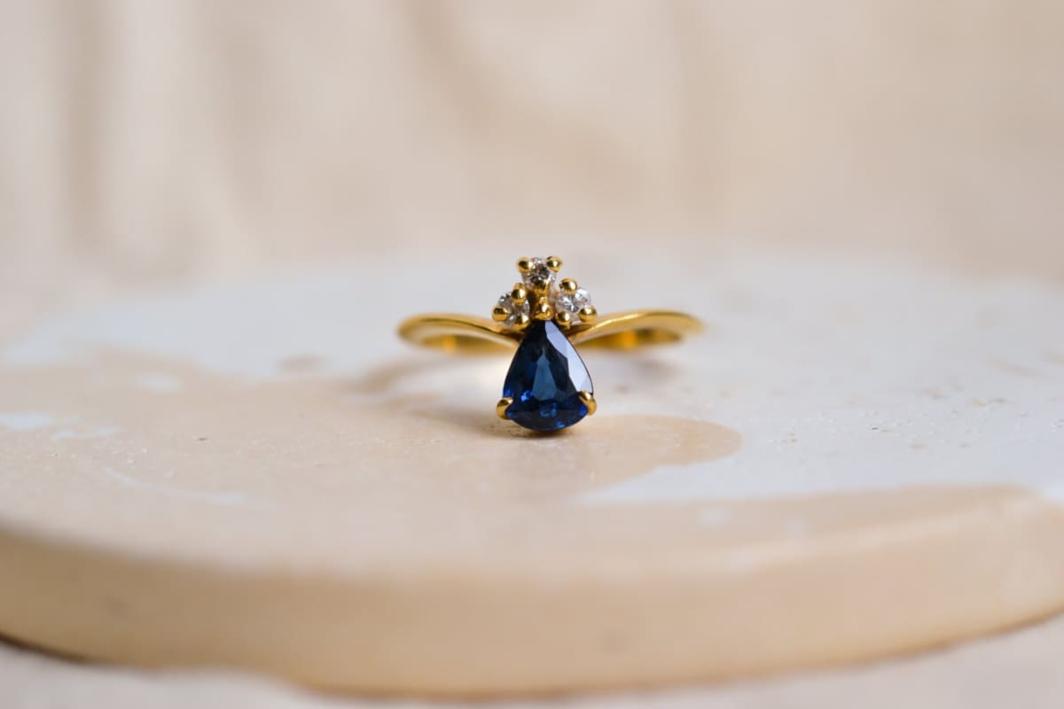 Bague en Or jaune 18 carats sertie d'un Saphir et de 3 Diamants