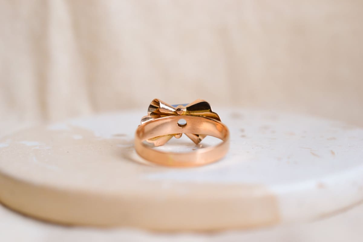 Bague en forme de noeud en Or jaune sertie d'une pierre bleue ciel