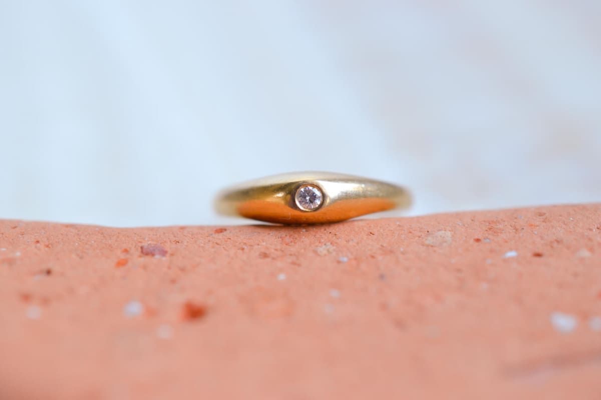 Bague jonc ancienne en Or jaune 18 carats sertie clos d'un Diamant