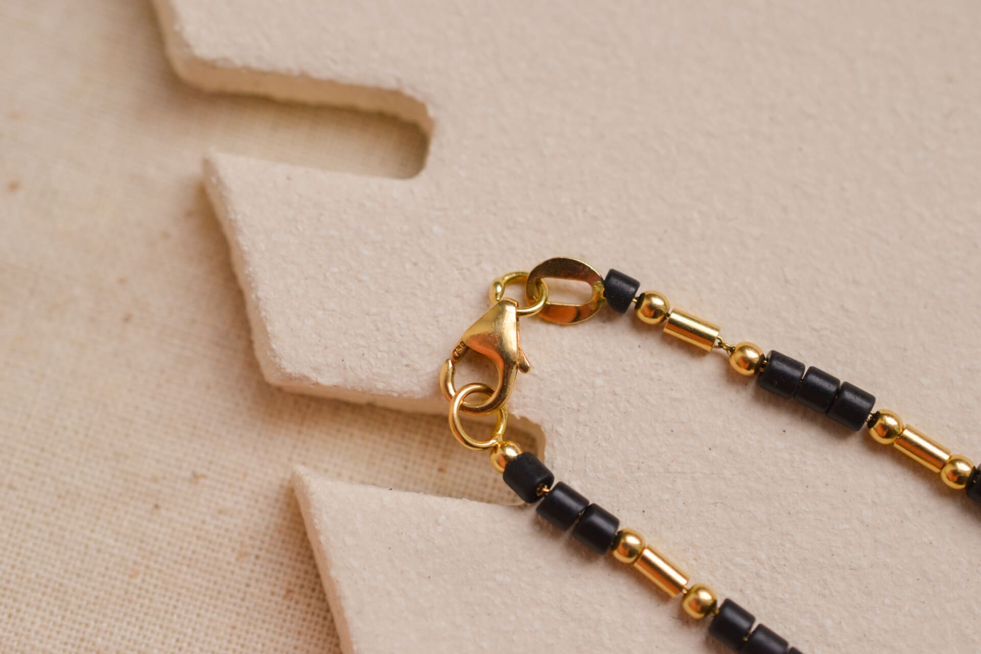 Bracelet Rigide Vintage En Cuivre Gravé – Perle émaillée Beige Doré, Occasion Très Bon état