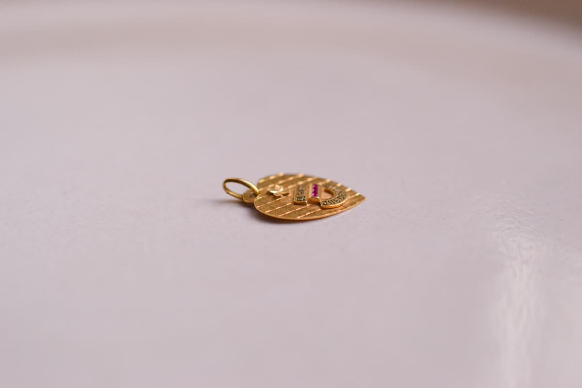 Médaille ancienne coeur + qu'hier - que demain Rubis