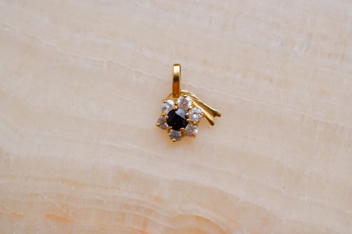 Pendentif fleur Saphir et Oxydes - pendentif ancien