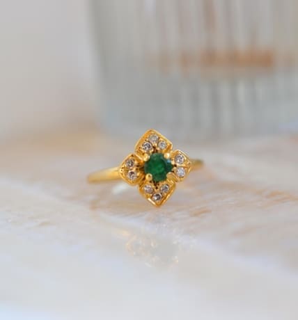 bague losange emeraude et diamants