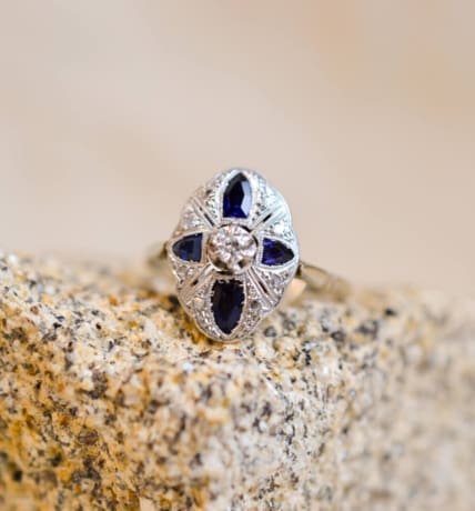 Bague Art Déco en Or blanc 18 carats sertie de Saphirs et de Diamants