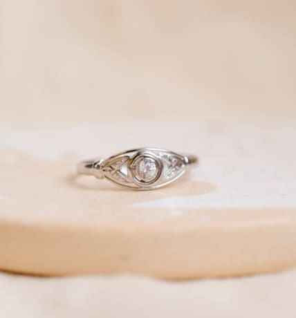 Bague Art Déco filigranée en Or blanc 18 carats sertie clos d'une pierre blanche