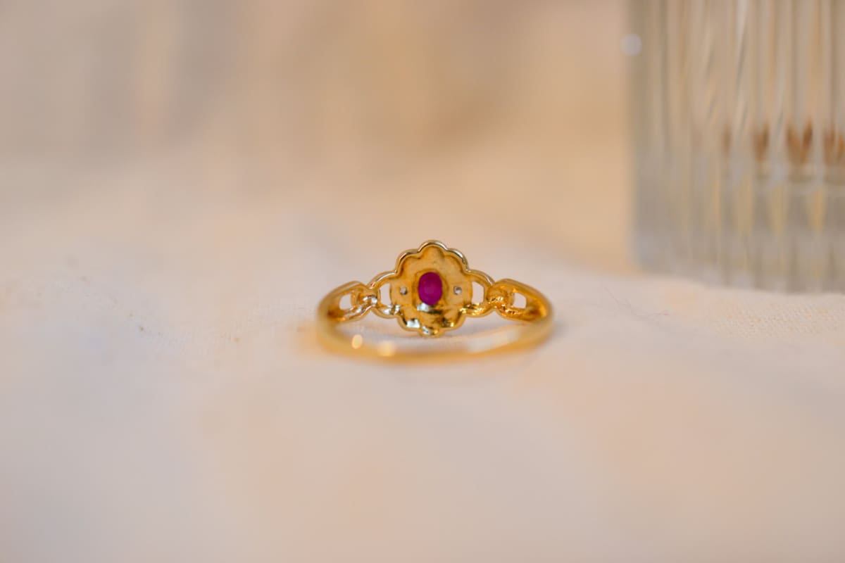 Bague Vintage en Or jaune 18 carats sertie d'un Rubis et de Diamants