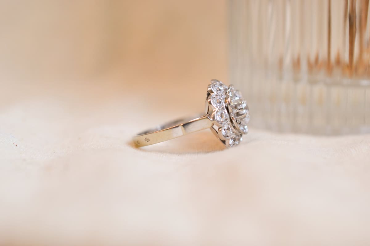 Bague ancienne fleur en Or blanc 18 carats ornée de pierres blanches